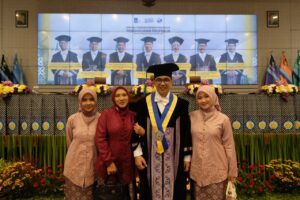 Prof Eko Setijadi ST MT PhD (dua dari kanan) bersama dengan keluarga usai Sidang Pengukuhan Profesor ITS