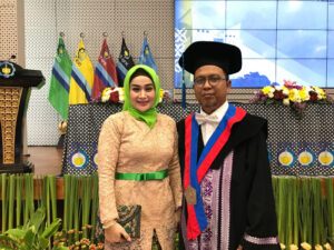Prof Gunawan Nugroho ST MT PhD bersama istri usai dikukuhkan sebagai Profesor ITS