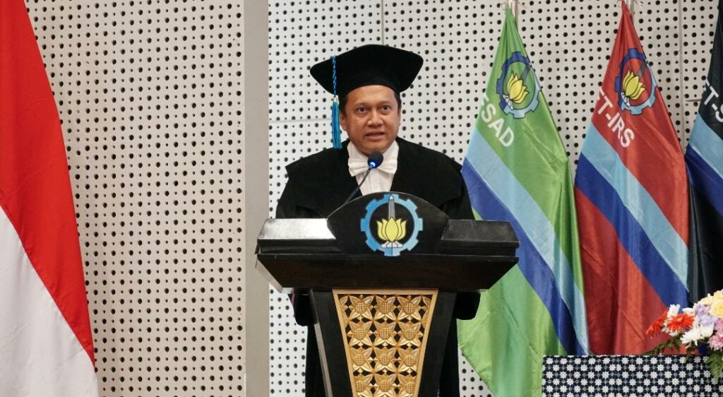 Prof Ir Agus Muhammad Hatta ST MSi PhD saat memaparkan orasi ilmiahnya berjudul Peran Instrumentasi Optik untuk Mendukung Industri Berkelanjutan