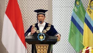 Prof Ir Bambang Pramujati ST MSc Eng PhD saat menyampaikan sambutan pengukuhan profesor dalam Sidang Terbuka Dewan Profesor ITS