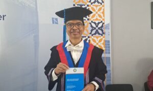 Prof Nurhadi Siswanto ST MSIE PhD menjelaskan mengenai kelebihan simulasi sistem industri dalam menyelesaikan permasalahan industri di Indonesia dalam buku orasi ilmiahnya