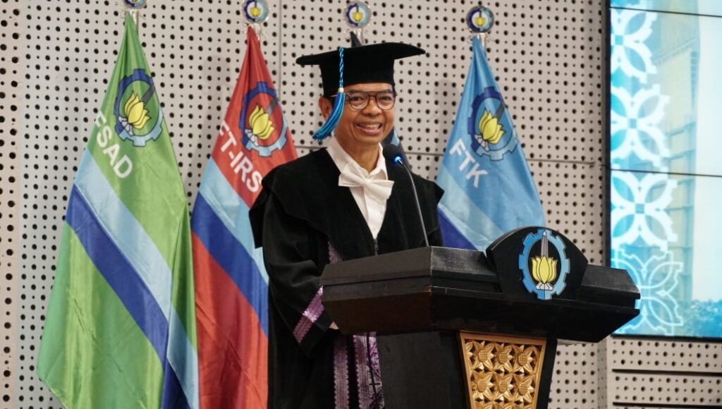 Prof Nurhadi Siswanto ST MSIE PhD saat memaparkan ilmiahnya pada Sidang Terbuka Dewan Profesor Pengukuhan Profesor ITS