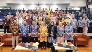 Rektor ITS Prof Ir Bambang Pramujati ST MSc Eng PhD (tiga dari kiri depan) dan Ketua Prodistik ITS Dr Dra Ismaini Zain MSi (tiga dari kanan depan) bersama jajaran dan para mitra dalam Sarasehan Prodistik ITS