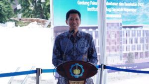 Rektor ITS Prof Ir Bambang Pramujati ST MSc Eng PhD saat menyampaikan sambutan saat peresmian proyek pembangunan Gedung FKK ITS