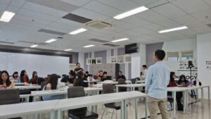 Sharing session peserta CommTech Camp Insight 2025 berdiskusi mengenai implementasi SDGs secara institusional dan kebijakan di universitas masing-masing