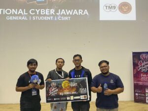 Tim ITS dalam Kompetisi Nasional Cyber Jawara 2024 seusai meraih juara