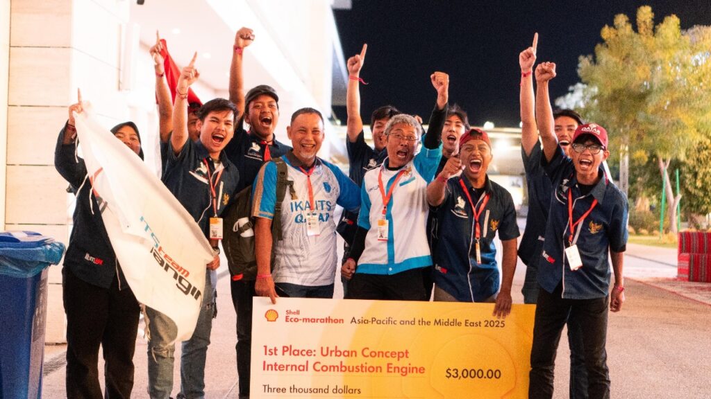 Tim Sapuangin ITS saat berhasil menjadi peringkat pertama pada perlombaan On-Track mobil Urban Concept Internal Combustion Engine (ICE) di Lusail International Circuit, Qatar
