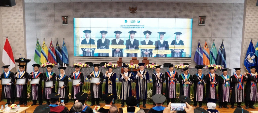 Tujuh profesor baru ITS (sisi kiri membawa sertifikat) usai dikukuhkan dalam Sidang Terbuka Dewan Profesor ITS di Auditorium Research Center ITS 2