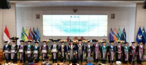 Tujuh profesor baru ITS (sisi kiri membawa sertifikat) usai dikukuhkan dalam Sidang Terbuka Dewan Profesor ITS di Auditorium Research Center ITS