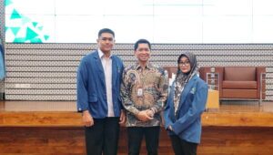 Rektor ITS saat menyematkan jas almamater kepada dua perwakilan mahasiswa baru pascasarjana ITS