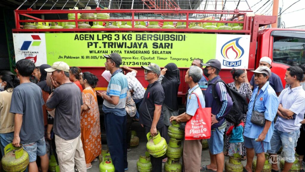 Warga sedang mengantre untuk mendapat gas melon (sumber: tribunnews.com)
