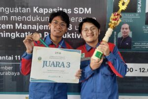 (dari kiri) Muhammad Rafi Kalevi dan Muhammad Irfan Ali saat memenangkan juara III pada Lomba Inovasi K3 Perusahaan yang digelar oleh Dewan K3 Provinsi Jawa Timur (DK3P Jatim)