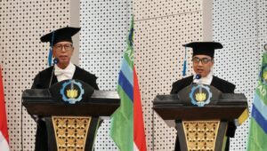 (dari kiri) Prof Dr Ir Eko Budi Santoso Lic Rer Reg dan Prof Dr Eko Setijadi ST MT PhD yang dikukuhkan menjadi profesor ke-209 dan 210 ITS