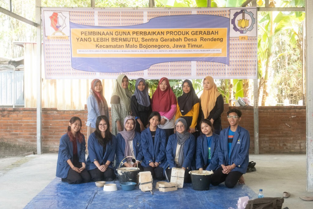 Tim KKN Abmas ITS dengan peserta dalam kegiatan pembinaan guna perbaikan produk gerabah