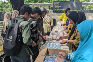 Menebar Kebaikan, DWP FTSPK ITS Berbagi 1000 Nasi Berkah