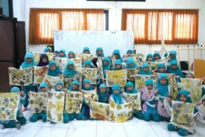Abmas ITS Tanamkan Kepedulian Lingkungan Lewat Ecoprint
