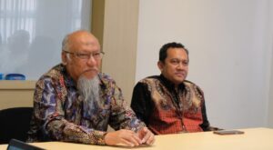 (dari kiri) Senior Manager Supply Chain Management Inpex Masela Ltd Rudi Imran bersama Wakil Rektor IV ITS Prof Agus Muhamad Hatta ST MSi PhD saat menyimak pemaparan hasil studi logistik oleh tim ahli dari ITS