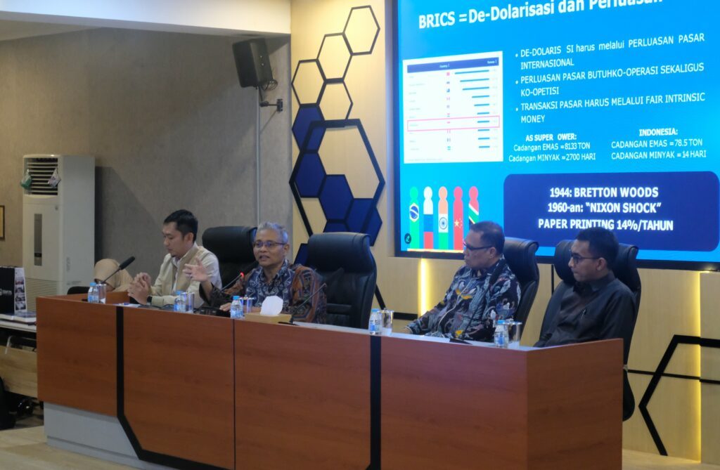 Kepala CSID-PP ITS Ir Arman Hakim Nasution MEng menyampaikan pendapaatnya dalam FGD yang membahas terkait Strategi Indonesia di BRICS