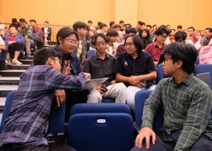 Foto kegiatan diskusi pada kuliah tamu Departemen Teknologi Informasi ITS