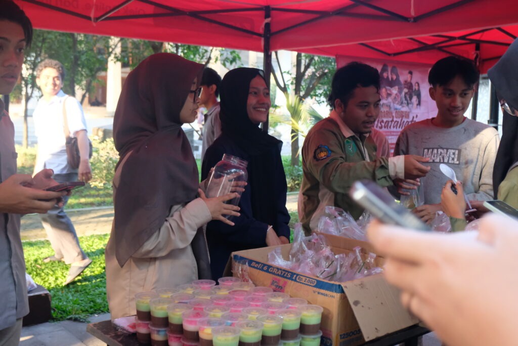 Gambar para panitia Bazar Ramadan melayani penukaran kupon takjil gratis dari para pengunjung di Taman Masjid Manarul Ilmi ITS