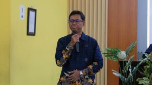 Gambar Dekan FV ITS Prof Dr Wahyu Wibowo SSi MSi memaparkan peluang pendidikan vokasi