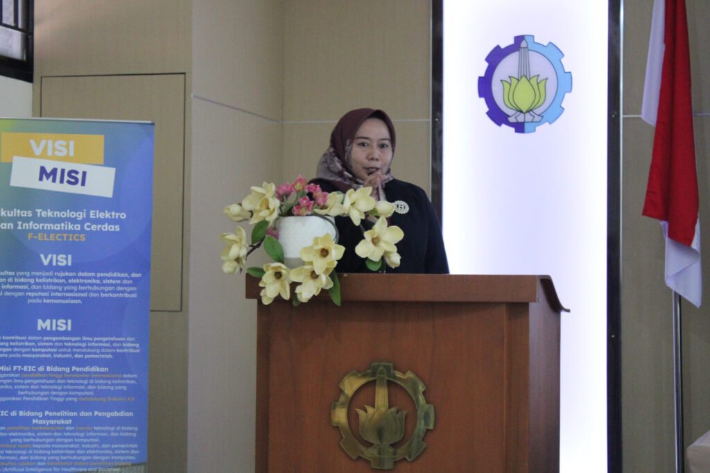 Dr Ir Ike Fibriani ST MT saat mempresentasikan disertasinya pada Sidang Terbuka Promosi Doktor di Departemen Teknik Elektro ITS