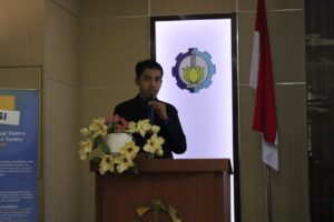 Dr Oddy Virgantara Putra SKom MT saat melakukan presentasi disertasinya dalam Sidang Terbuka Promosi Doktor di Departemen Teknik Elektro ITS