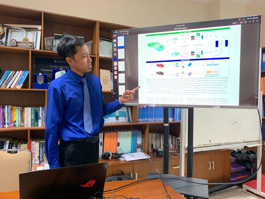 Dr Oddy Virgantara Putra SKom MT saat menerangkan cara kerja self-supervised system dalam penelitiannya