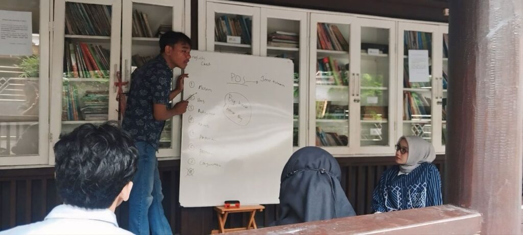 Founder English Check Kohan Gunawan saat menjelaskan materi di salah satu pertemuan kelas English Check