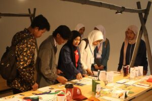 Foto siswa SMA/sederajat ketika mengunjungi booth karya di Departemen Desain Komunikasi Visual FDKBD ITS