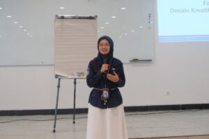 Foto Dekan FDKBD ITS Ellya Zulaikha ST MSn PhD ketika menyambut guru SMA/sederajat pada workshop Optimasi Kreativitas melalui Bahasa Gambar Creabiz Open Day 2025