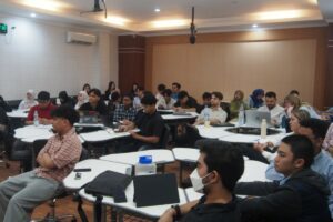 Foto siswa SMA/sederajat ketika mengikuti kelas bersama mahasiswa di Departemen Manajemen Bisnis FDKBD ITS