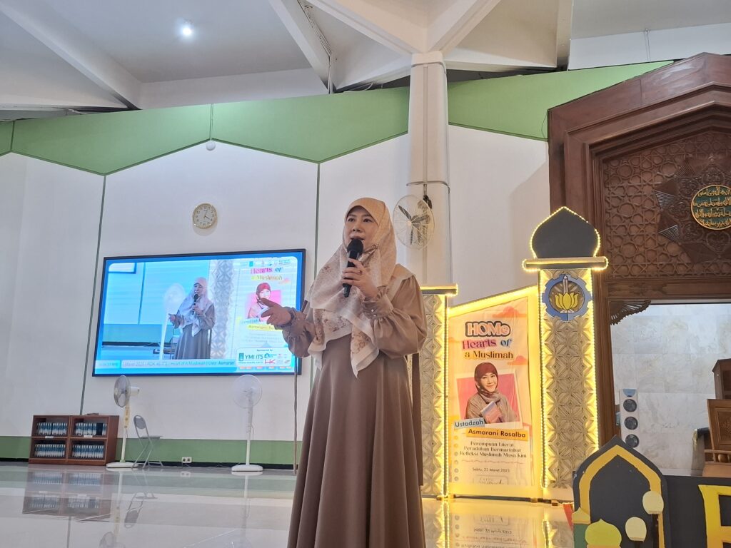 Ustadzah Asmarani Rosalba saat memaparkan materi pada Ramadan Public Lecture RDK 46 ITS di Masjid Manarul Ilmi ITS