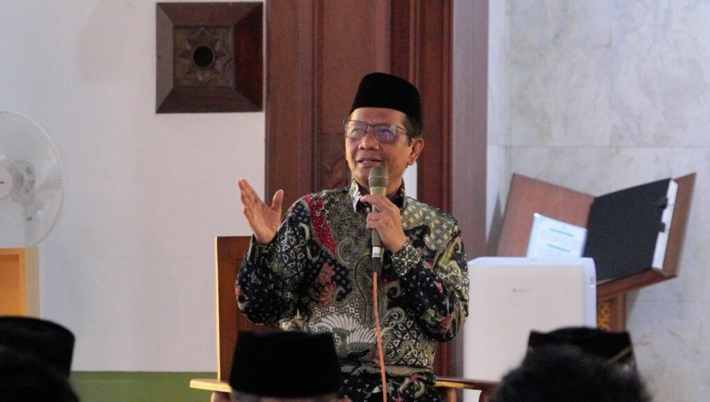 Prof Dr Mohammad Mahfud MD SH SU MIP saat memaparkan materi pada Ramadan Public Lecture RDK 46 ITS di Masjid Manarul Ilmi ITS