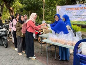Gambar keceriaan para mahasiswa saat menerima takjil gratis