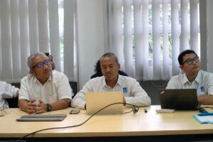 Ketua Tim Studi Logistik ITS Sutopo Purwono Fitri ST MEng PhD (tengah) bersama timnya ketika memaparkan hasil studi logistik terkait Proyek Abadi