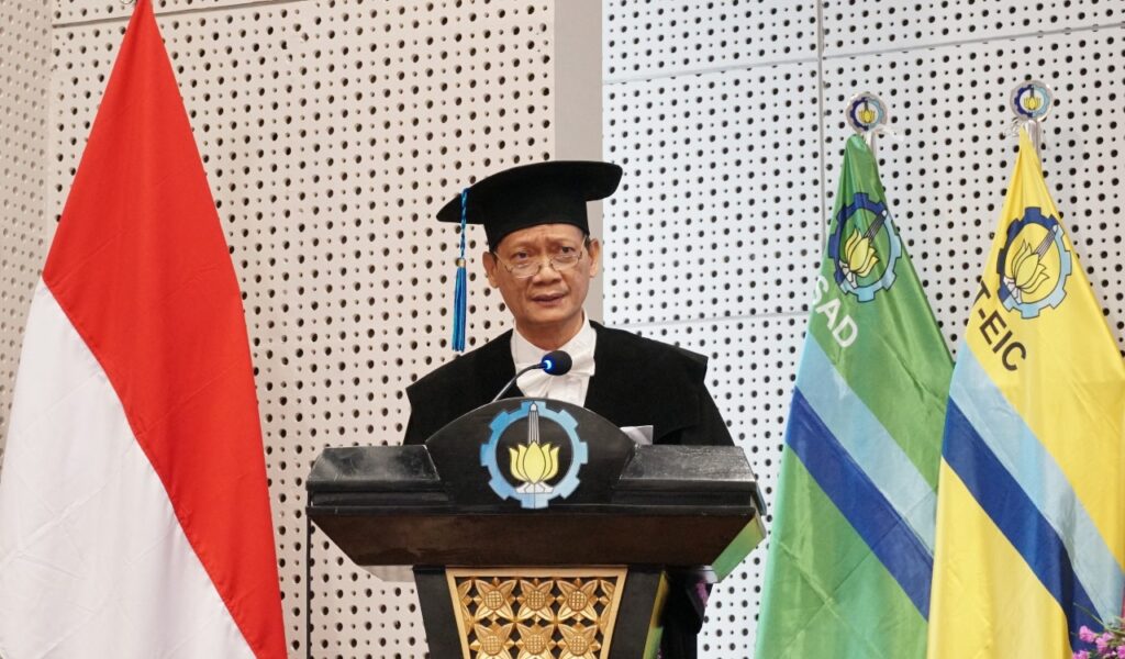 Prof Dr Hendro Junowo MSi saat memaparkan orasi ilmiahnya pada Sidang Terbuka Pengukuhan Profesor ITS