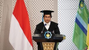 Prof Dr Muhammad Rivai ST MT memaparkan kelebihan inovasi penelitiannya dalam orasi ilmiah pengukuhannya sebagai Profesor ITS