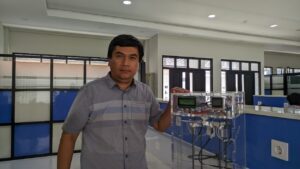 Prof Dr Muhammad Rivai ST MT menjelaskan sensor yang terpasang pada e-Nose