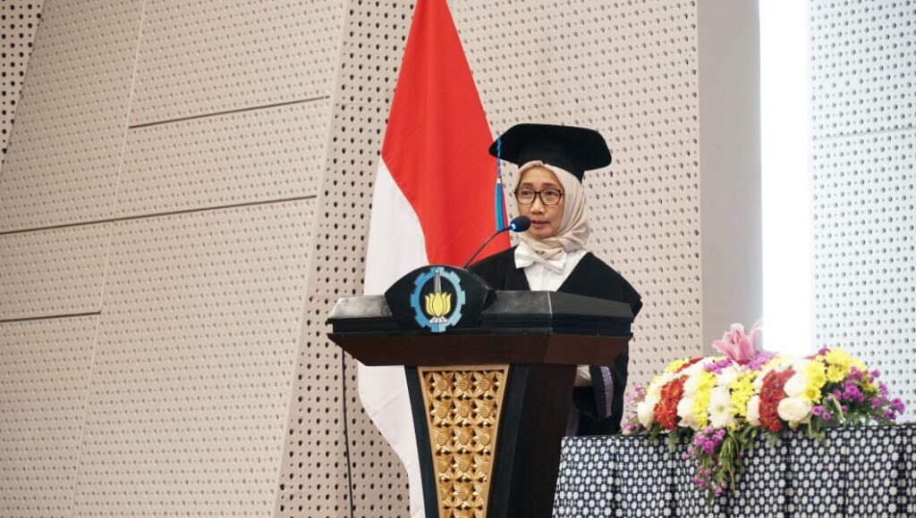 Prof Ir Hera Widyastuti MT PhD saat memaparkan orasi ilmiahnya pada Sidang Terbuka Dewan Profesor Pengukuhan Profesor ITS