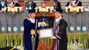 Prof Mas Irfan Purbawanto Hidayat ST MSc PhD saat menerima sertifikat pengukuhan professor ke-214 ITS