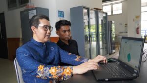 Prof Mas Irfan Purbawanto Hidayat ST MSc PhD saat menjelaskan Meshless Method kepada mahasiswa pascasarjana (S-2) di Laboratorium Inovasi Material DTMM ITS