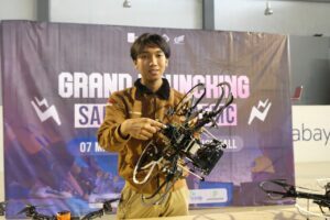 Salah satu programmer tim Bayucaraka ITS menjelaskan komponen drone yang akan bertanding di kategori D2 di SAMFC 2025