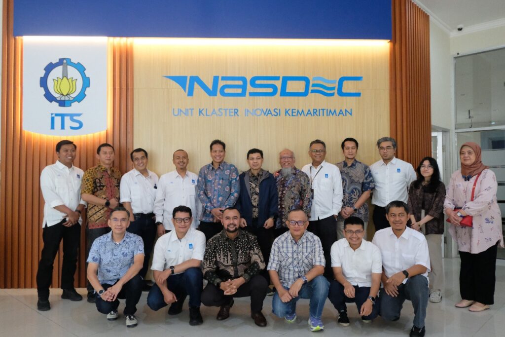 Tim ahli Studi Logistik ITS (berbaju putih) bersama dengan perwakilan SKK Migas dan Inpex Masela Ltd usai kegiatan pemaparan studi logistik Proyek Abadi