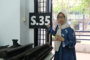 Prof Ir Hera Widyastuti MT PhD saat menjelaskan terkait Semboyan suara kereta api 35 (S.35) yang ada di Laboratorium Transportasi dan Material Perkerasan Teknik Sipil ITS