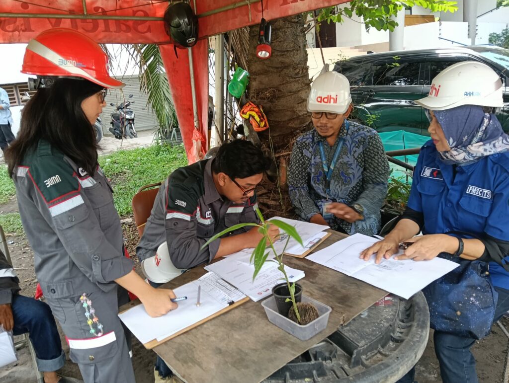 Gambar Muhammad Khisamudin (dua dari kanan) bersama kontraktor saat survei lapangan menentukan titik pohon tebang