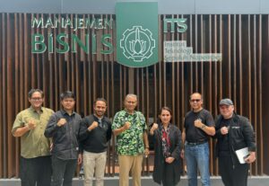 Gambar jajaran tim PSPI-KP ITS, IBC, dan Perkumpulan Gen Indonesia pada penandatanganan LoA pelaksanaan SBW 2025 di Departemen Manajemen Bisnis ITS, sabtu (15/3)