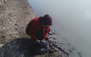 Fitria Nur Laily mengambil Lumpur Sidoarjo