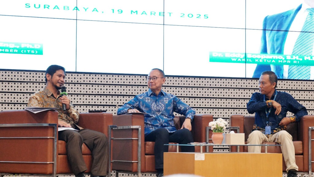 (dari kiri) Fadlilatul Taufany ST PhD, Dr Eddy Soeparno SH MH, dan Dedet Candra Riawan ST MEng PhD dalam sesi seminar kebangsaan MPR RI Goes to Campus di ITS