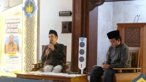 Dr Fachruddin Faiz SAg MAg (kiri) saat memaparkan kajian mengenai membangun ketahanan mental dan mengatasi trauma dalam Islam di Masjid Manarul Ilmi ITS